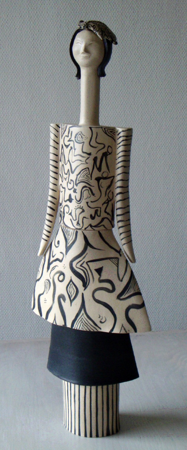 Dame: Stentøj med sort begitning. Højde 68 cm, bredde 24cm. År 2013 